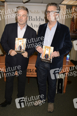 Buchsigniertstunde mit Alec Baldwin und Kurt Andersen in New York
