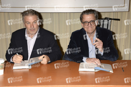 Buchsigniertstunde mit Alec Baldwin und Kurt Andersen in New York
