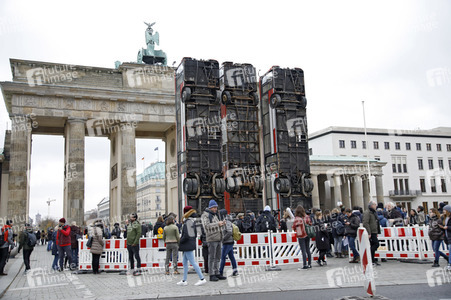 Aleppo-Busse als Mahnmal gegen Krieg und Terror in Berlin