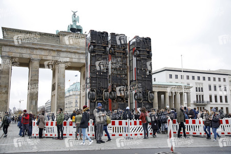 Aleppo-Busse als Mahnmal gegen Krieg und Terror in Berlin