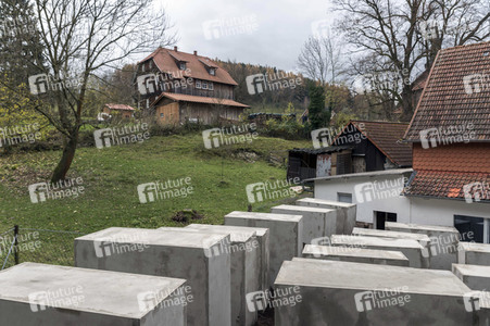 Aussenstelle des Holocaust-Mahnmals vor dem Haus von Björn Höcke in Bornhagen