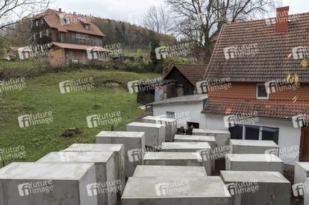 Aussenstelle des Holocaust-Mahnmals vor dem Haus von Björn Höcke in Bornhagen