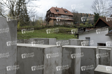 Aussenstelle des Holocaust-Mahnmals vor dem Haus von Björn Höcke in Bornhagen