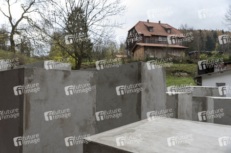 Aussenstelle des Holocaust-Mahnmals vor dem Haus von Björn Höcke in Bornhagen