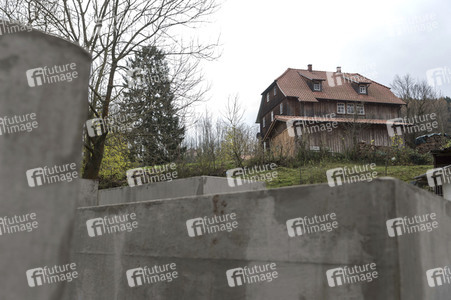 Aussenstelle des Holocaust-Mahnmals vor dem Haus von Björn Höcke in Bornhagen