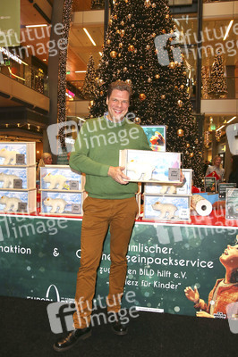 10 Jahre Geschenkespendenaktion für 'Ein Herz für Kinder' in Hamburg