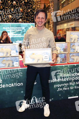 10 Jahre Geschenkespendenaktion für 'Ein Herz für Kinder' in Hamburg