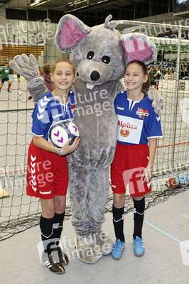 Benefiz-Fußballspiel 'Kicken mit Herz' 2017 in Hamburg