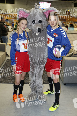 Benefiz-Fußballspiel 'Kicken mit Herz' 2017 in Hamburg