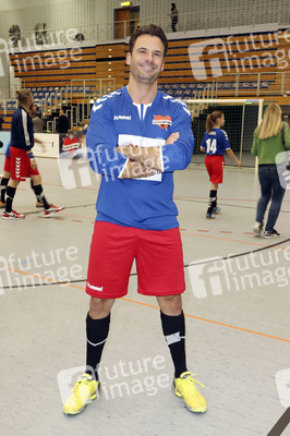 Benefiz-Fußballspiel 'Kicken mit Herz' 2017 in Hamburg