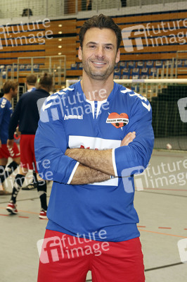 Benefiz-Fußballspiel 'Kicken mit Herz' 2017 in Hamburg
