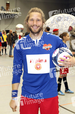 Benefiz-Fußballspiel 'Kicken mit Herz' 2017 in Hamburg