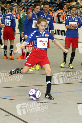 Benefiz-Fußballspiel 'Kicken mit Herz' 2017 in Hamburg