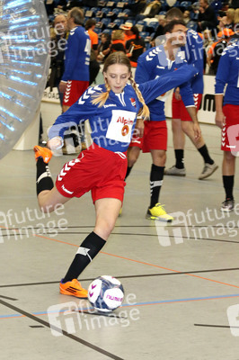 Benefiz-Fußballspiel 'Kicken mit Herz' 2017 in Hamburg