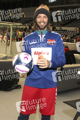Benefiz-Fußballspiel 'Kicken mit Herz' 2017 in Hamburg