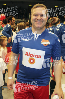 Benefiz-Fußballspiel 'Kicken mit Herz' 2017 in Hamburg