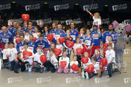 Benefiz-Fußballspiel 'Kicken mit Herz' 2017 in Hamburg