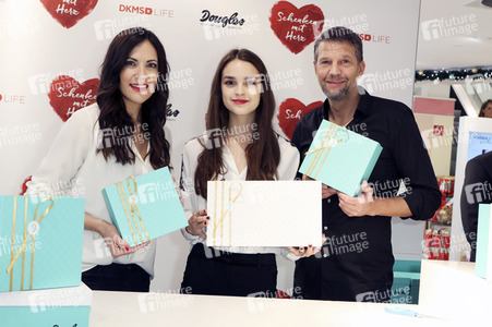 Douglas Charity-Weihnachtsaktion 2017 'Schenken mit Herz' in Hamburg