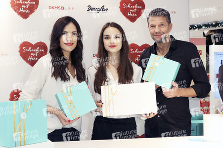 Douglas Charity-Weihnachtsaktion 2017 'Schenken mit Herz' in Hamburg
