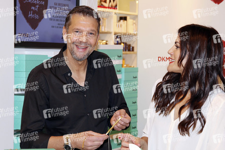 Douglas Charity-Weihnachtsaktion 2017 'Schenken mit Herz' in Hamburg