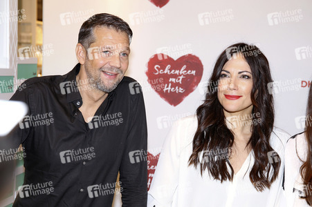 Douglas Charity-Weihnachtsaktion 2017 'Schenken mit Herz' in Hamburg