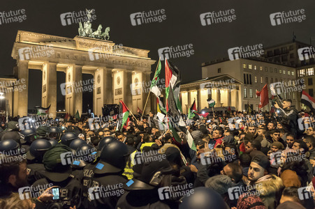 Pro-Palaestina Demonstration gegen die Anerkennung Jerusalems als Israels Hauptstadt in Berlin