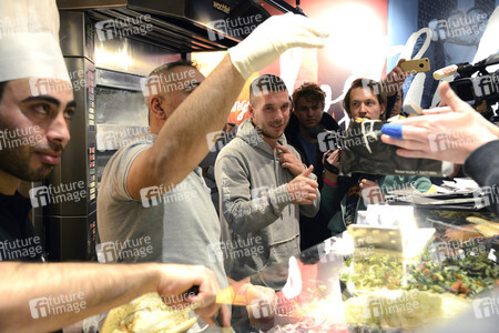Döner-Restaurant Opening von Lukas Podolski in Köln