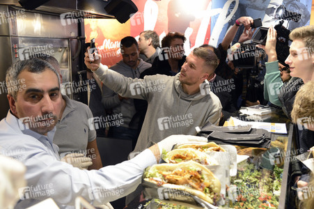 Döner-Restaurant Opening von Lukas Podolski in Köln