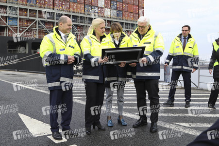 Frank-Walter Steinmeier besichtigt den HHLA Container Terminal Altenwerder in Hamburg