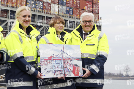 Frank-Walter Steinmeier besichtigt den HHLA Container Terminal Altenwerder in Hamburg