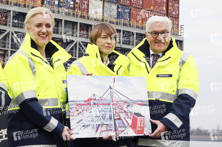 Frank-Walter Steinmeier besichtigt den HHLA Container Terminal Altenwerder in Hamburg