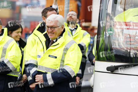 Frank-Walter Steinmeier besichtigt den HHLA Container Terminal Altenwerder in Hamburg