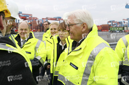 Frank-Walter Steinmeier besichtigt den HHLA Container Terminal Altenwerder in Hamburg
