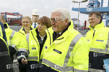 Frank-Walter Steinmeier besichtigt den HHLA Container Terminal Altenwerder in Hamburg