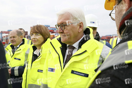 Frank-Walter Steinmeier besichtigt den HHLA Container Terminal Altenwerder in Hamburg