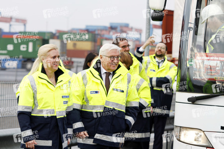 Frank-Walter Steinmeier besichtigt den HHLA Container Terminal Altenwerder in Hamburg