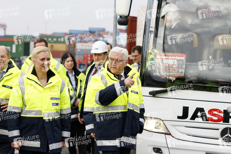 Frank-Walter Steinmeier besichtigt den HHLA Container Terminal Altenwerder in Hamburg
