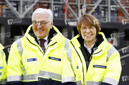 Frank-Walter Steinmeier besichtigt den HHLA Container Terminal Altenwerder in Hamburg
