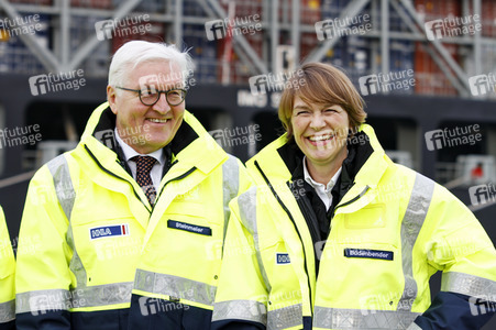 Frank-Walter Steinmeier besichtigt den HHLA Container Terminal Altenwerder in Hamburg
