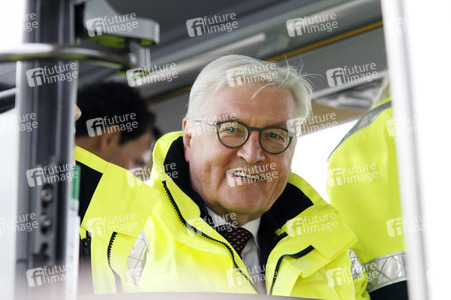 Frank-Walter Steinmeier besichtigt den HHLA Container Terminal Altenwerder in Hamburg