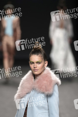 Teresa Helbig Fashion Show auf der Mercedes-Benz Fashion Week Madrid Autumn/Winter 2018