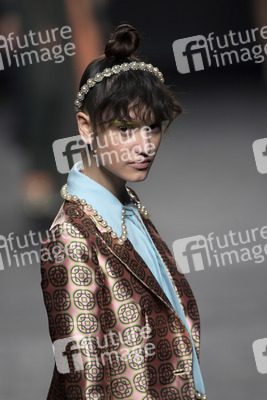 Teresa Helbig Fashion Show auf der Mercedes-Benz Fashion Week Madrid Autumn/Winter 2018