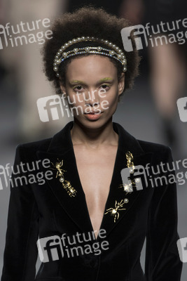 Teresa Helbig Fashion Show auf der Mercedes-Benz Fashion Week Madrid Autumn/Winter 2018