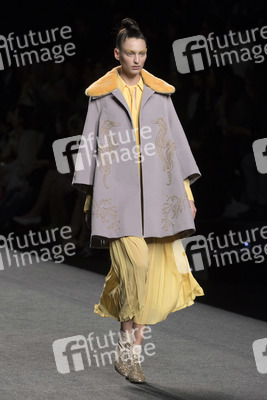 Teresa Helbig Fashion Show auf der Mercedes-Benz Fashion Week Madrid Autumn/Winter 2018