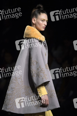 Teresa Helbig Fashion Show auf der Mercedes-Benz Fashion Week Madrid Autumn/Winter 2018