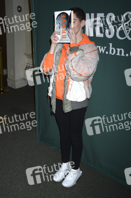 Buchsignierstunde mit Rose McGowan Book in New York