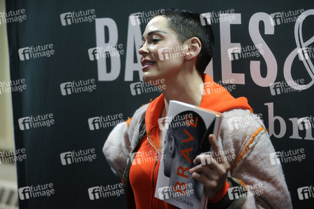 Buchsignierstunde mit Rose McGowan Book in New York