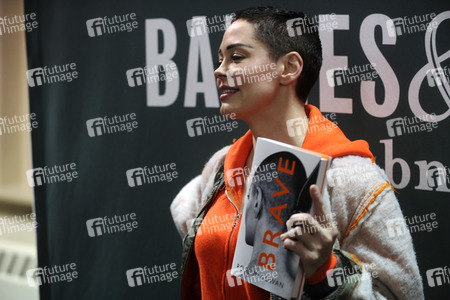 Buchsignierstunde mit Rose McGowan Book in New York