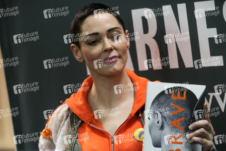 Buchsignierstunde mit Rose McGowan Book in New York