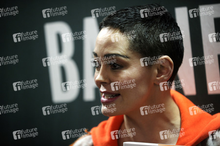 Buchsignierstunde mit Rose McGowan Book in New York